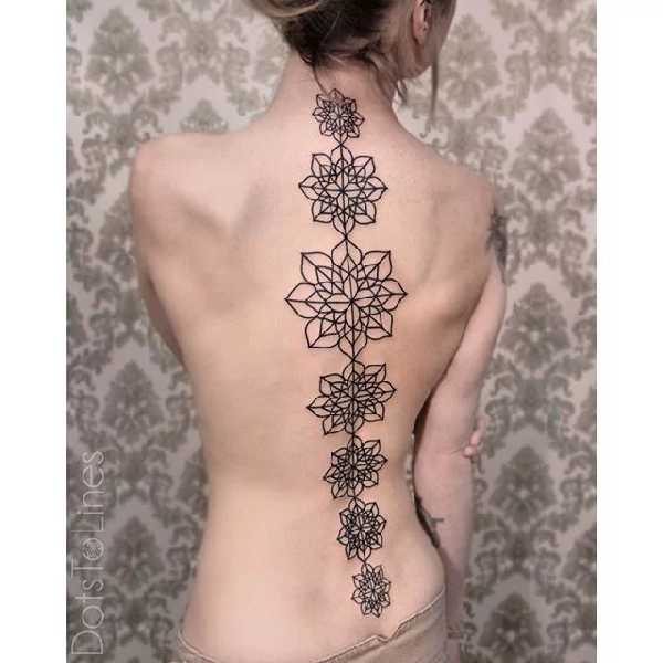 tattoo wirbelsäule frau dezent